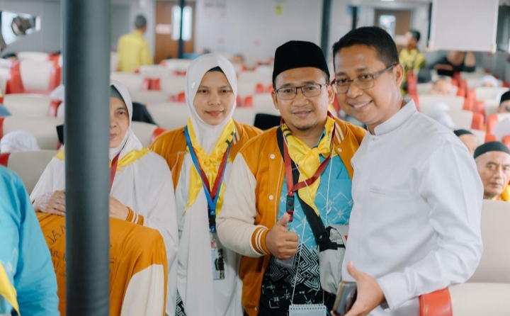 Pastikan Kenyamanan Jama'ah, Wabup Jhony Charles Dampingi Perjalanan CJH Ke Batam Via Ferry