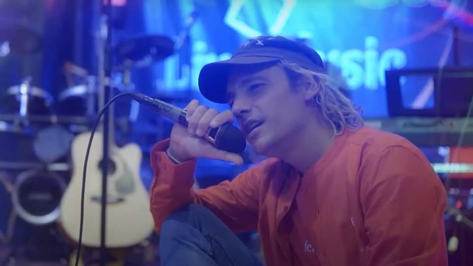 Bule Asal Italia Antonino Salerno Rilis Lagu Minang