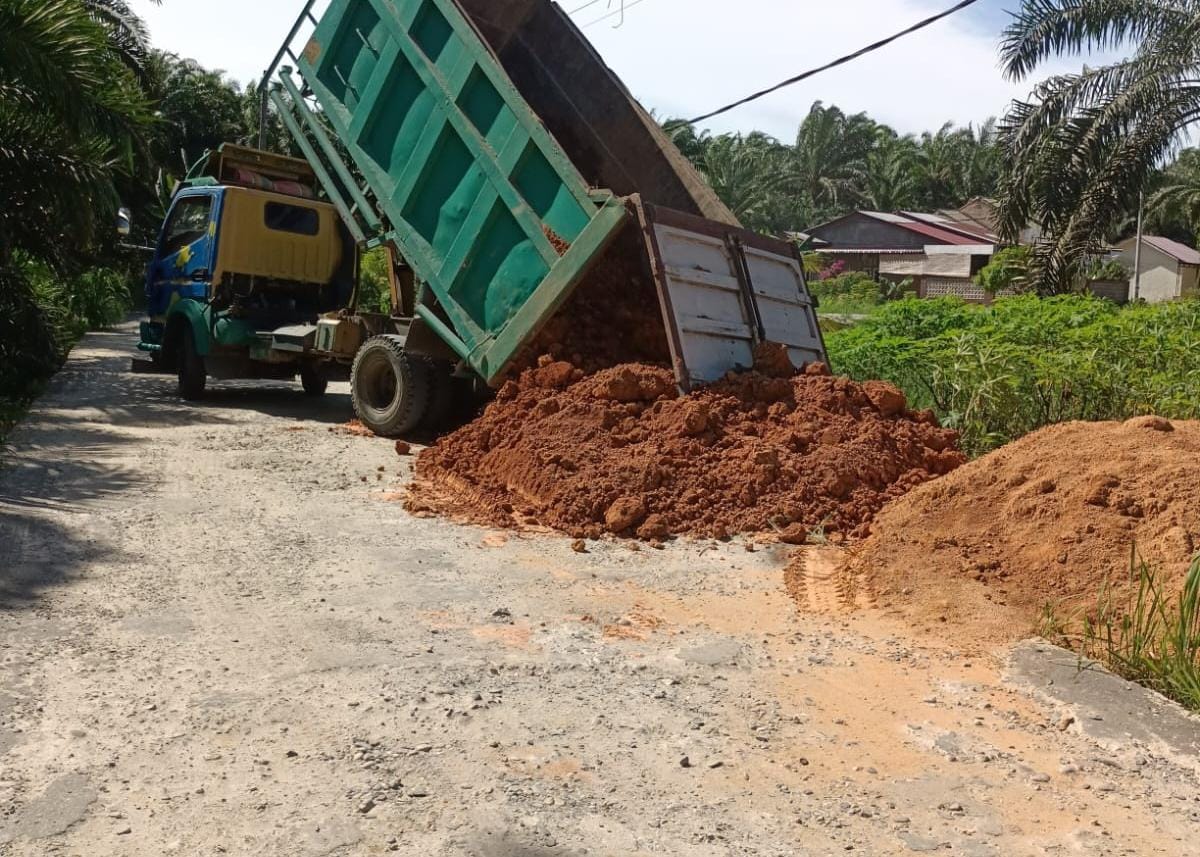 Bupati Respon Cepat Keluhan Warga, PUTR Rohil Lakukan Perbaikan Darurat Atasi Abrasi Jalan di Bagan Sinembah