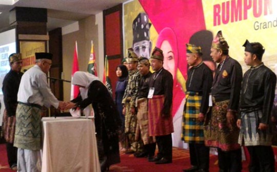 Instiawati Ayus Diberi Gelar Panglima Sama Diraja