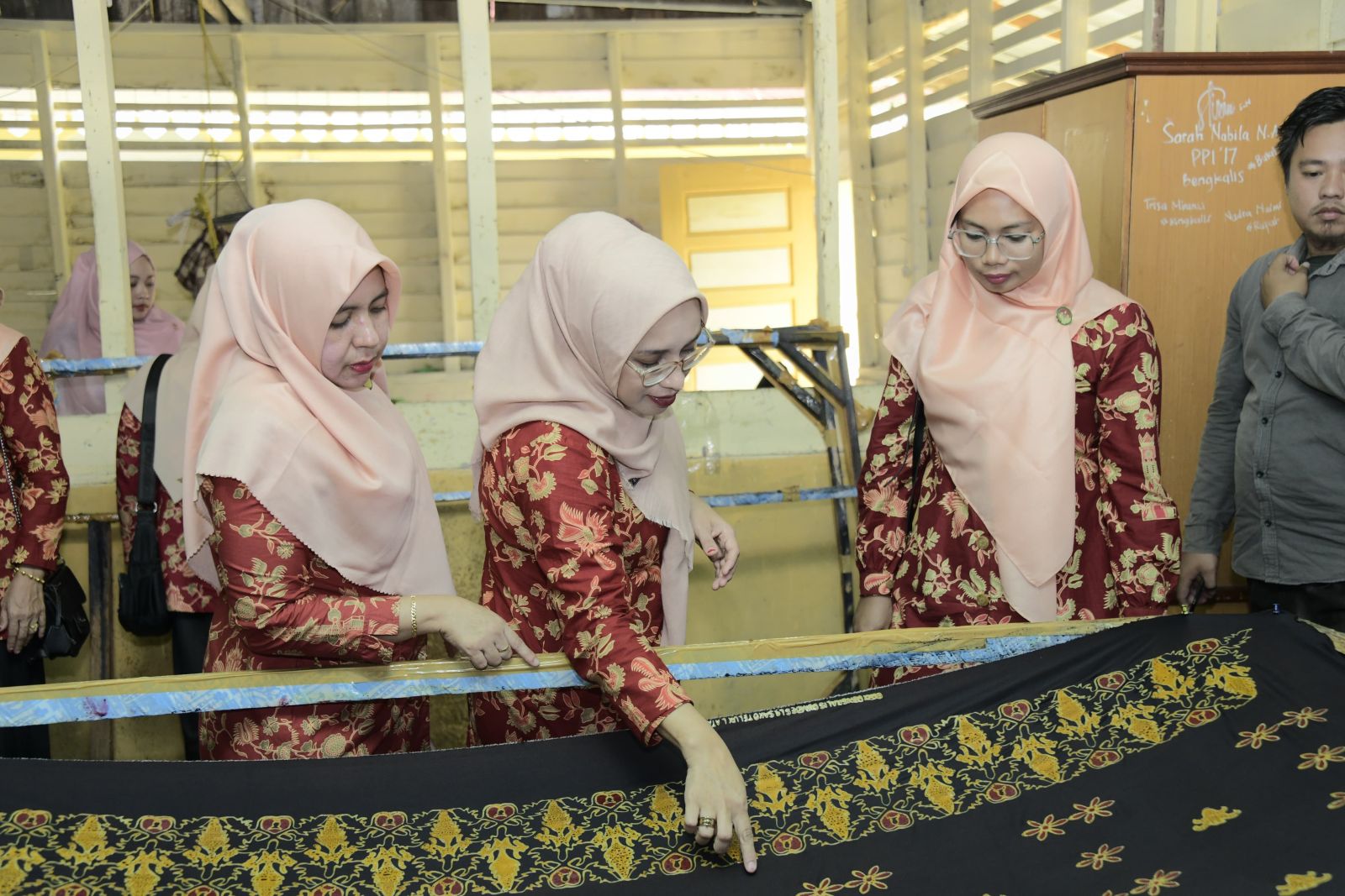 Kunjungi dan Pelajari Batik Tenun Langgam Sako, DWP Unit Diskominfotik Dukung Batik Lokal