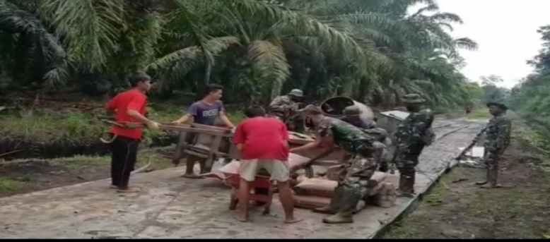 Warga Dengan Ikhlas Dorong Gerobak Angkut Material Bangun Jalan TMMD Ke-108 Kodim 0303 Bengkalis