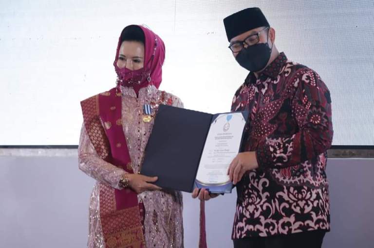 Galeri Foto Ketua TP PKK Rohul Terima Penghargaan Manggala Karya Kencana dari BKKBN