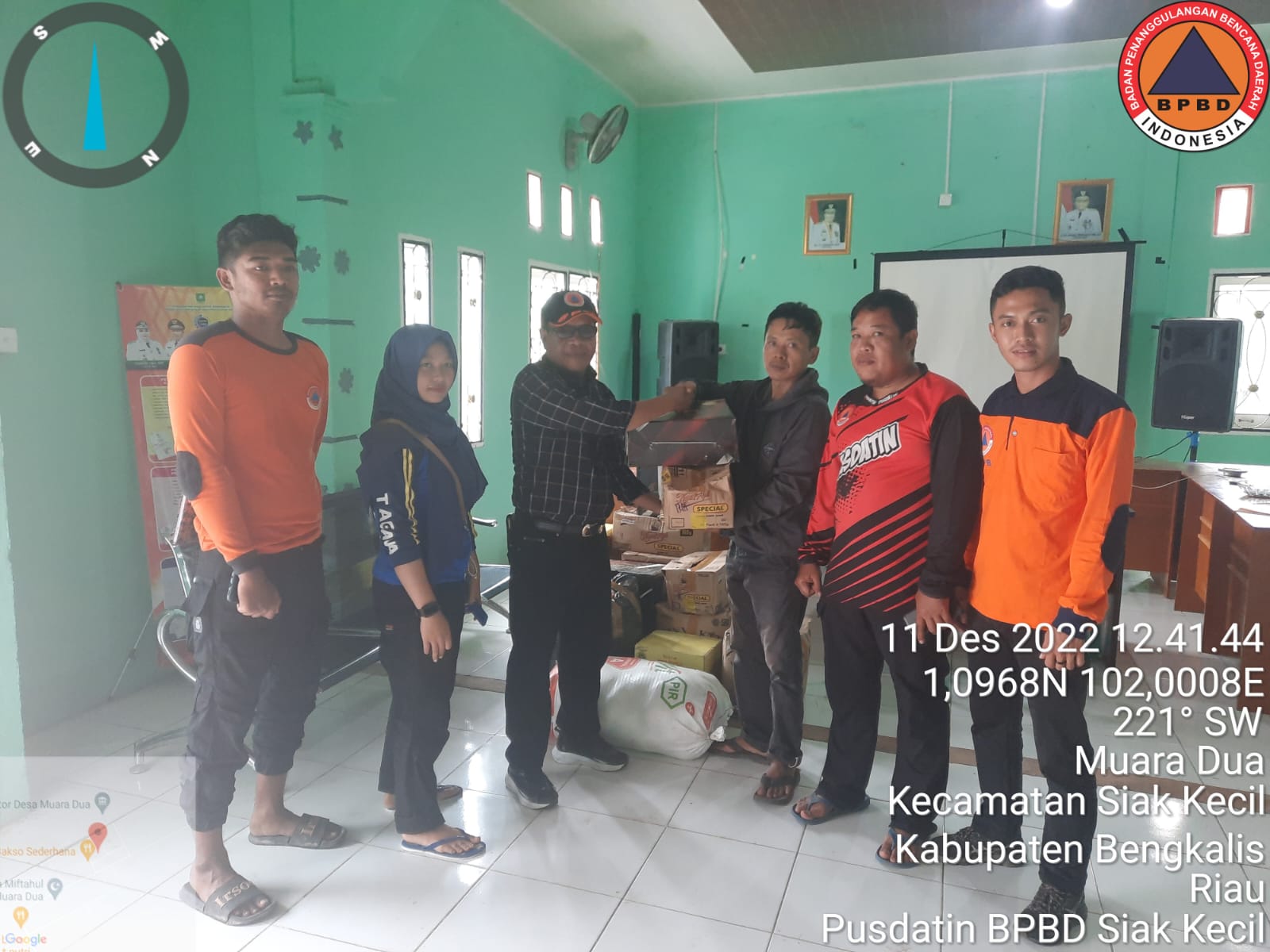BPBD Bengkalis Serahkan Sembako Bagi Warga di Tempat Pengungsian Desa Muara Dua Siak kecil