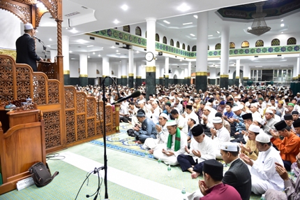 Gubri H Arsyadjuliandi Rachman Sholat Gerhana Bulan Bersama Ribuan Jamaah di Masjid Raya An Nur