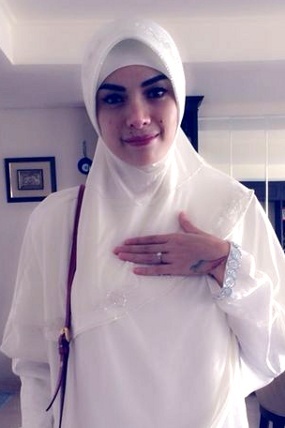Pergi Umroh, Nikita Mirzani Tengah Hamil?