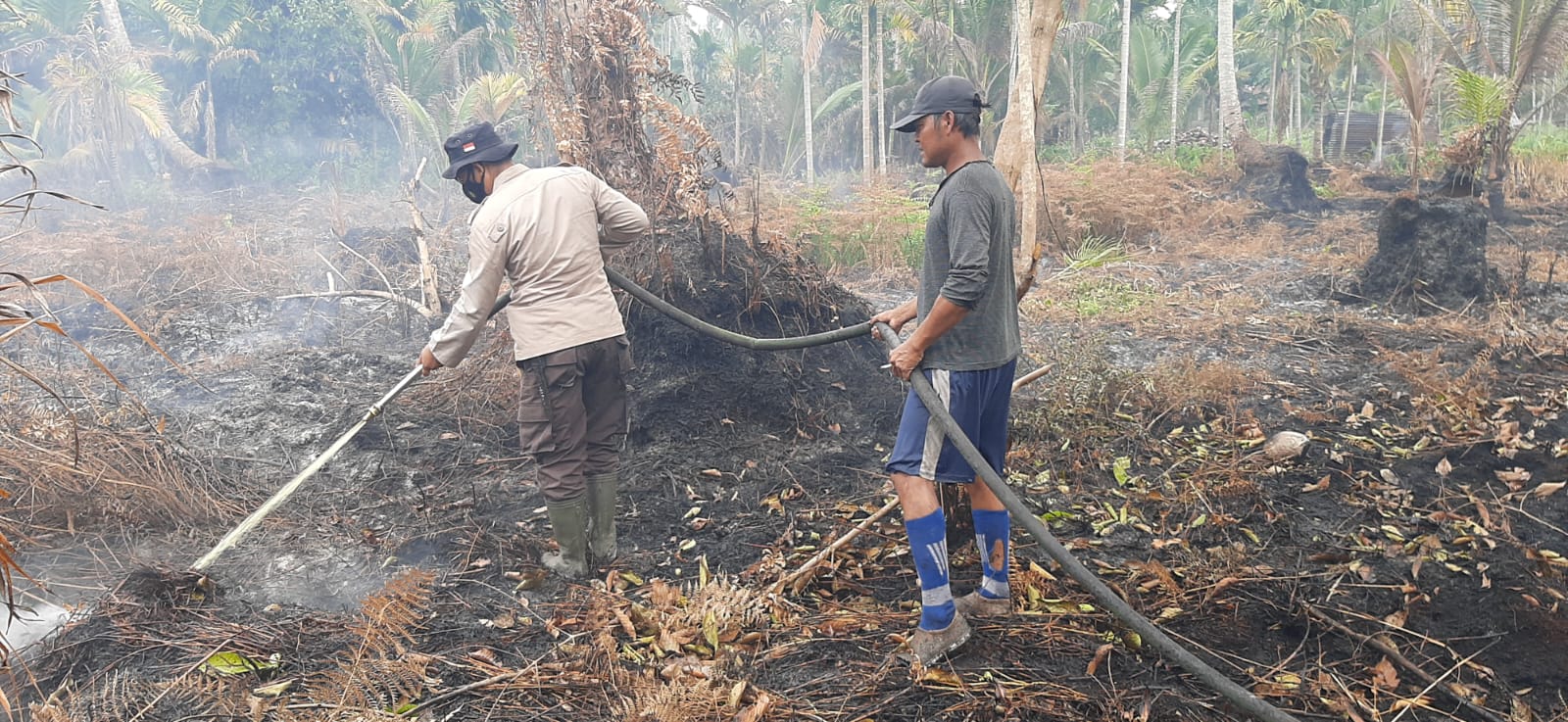 Wilkum Polsek Kuala Kampar Polres Pelalawan Termonitor Hotspot,  Personil Polsek dan Masyarakat Lakukan Pemadaman