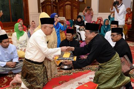 Anggota Dewan Ini Sebut Gubri Tak Layak Dapat Gelar Adat,Berikut Alasannya