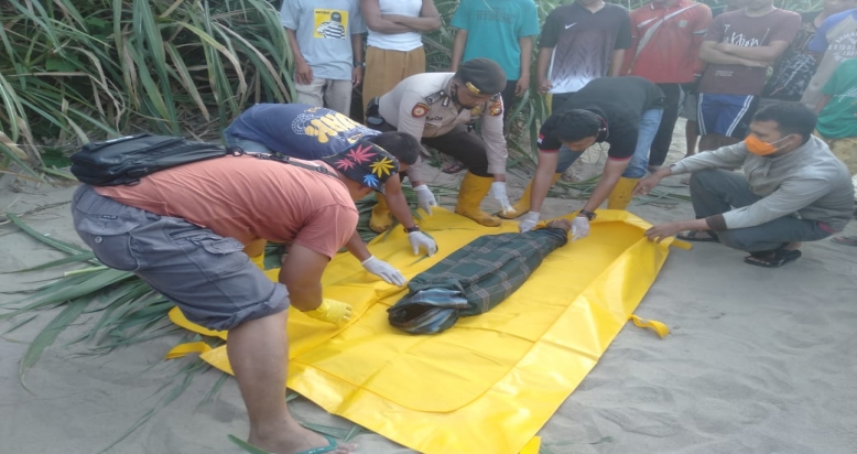 Seorang Warga Temukan Sesosok Mayat Laki - Laki di Tepi Sungai Batang Lubuh