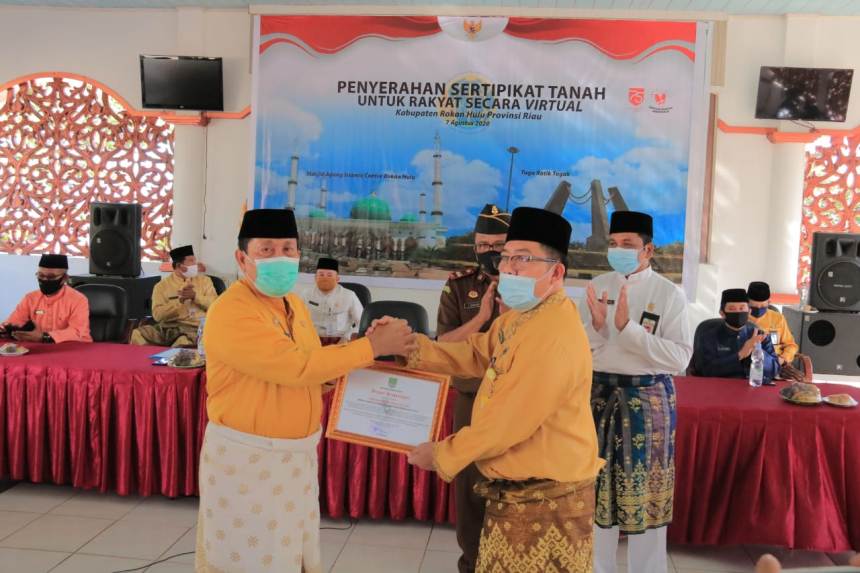 Bupati H. Sukiman  Ikuti Penyerahan Sertifikat Tanah Secara Virtual Dari Kementerian ATR