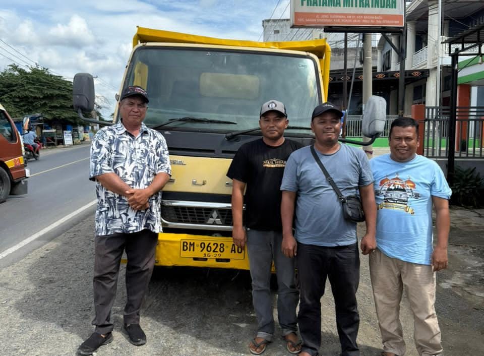 Bupati Rohil Bistamam Pinjamkan Mobil Dump Truk Pribadi untuk Angkut Sampah di Bagan Batu