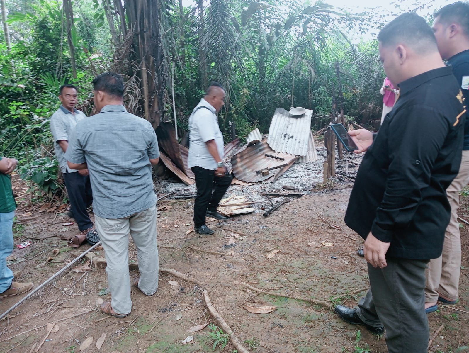 Diduga dijadikan Tempat Transaksi Narkoba, Warga RTB Bakar Gubuk di Dusun Setia Baru RTB