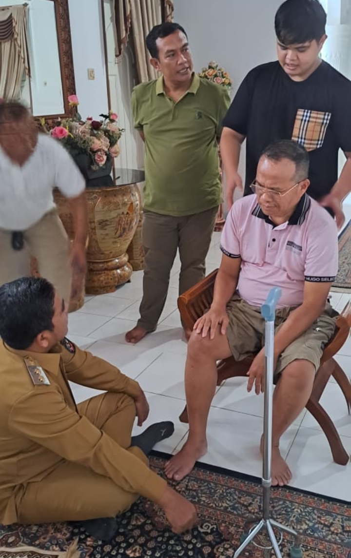 Wakil Bupati Nasarudin Kunjungi Kepala DKPTPH Berikan Semangat dan Doa Kesembuhan