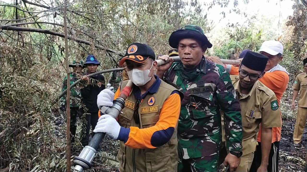 Bagus Santoso Ikut Padamkan Kebakaran Lahan di Desa Kembung Luar