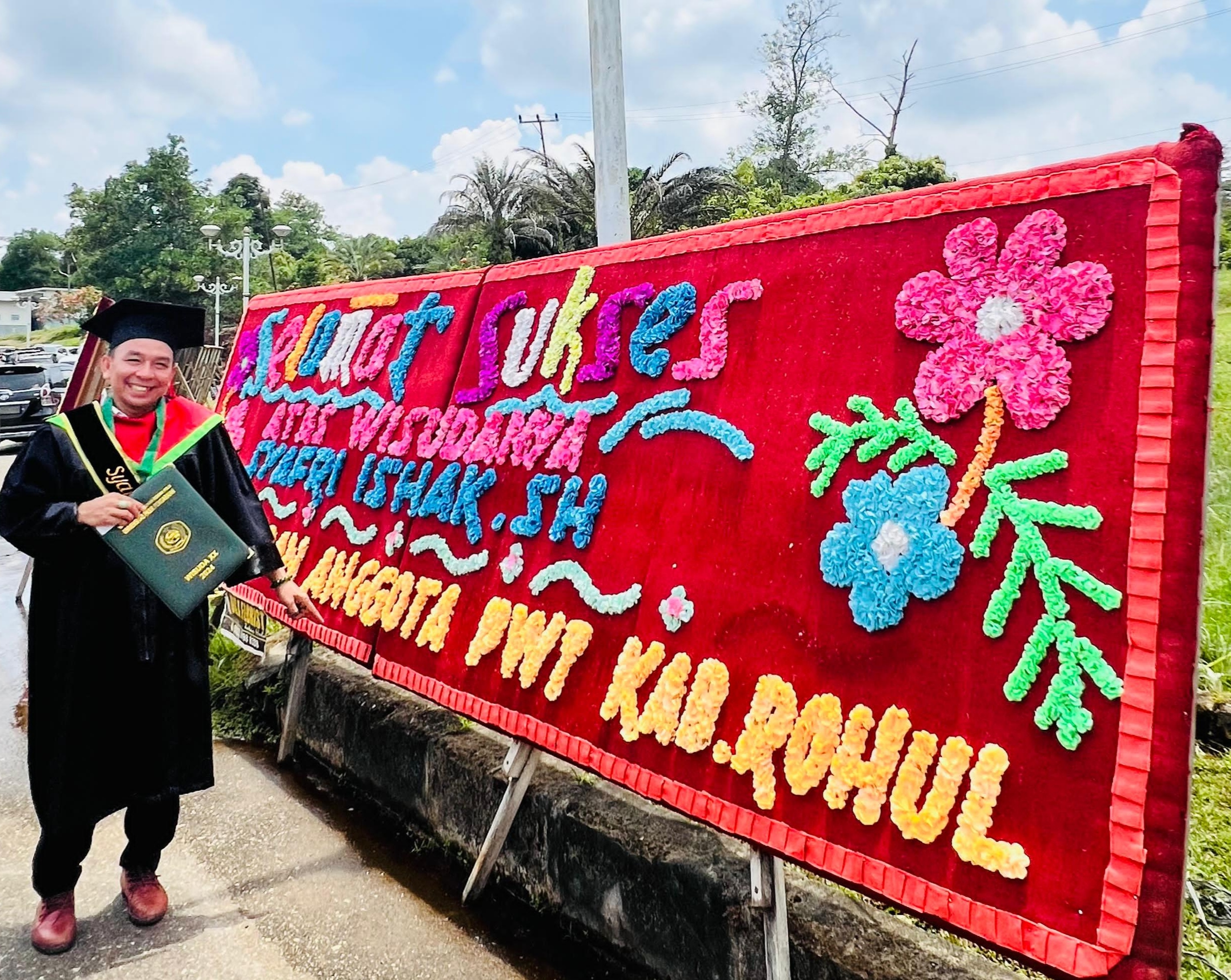 Seorang Anggota PWI Rohul  berhasil meraih Gelar sarjana S1 di bidang Hukum