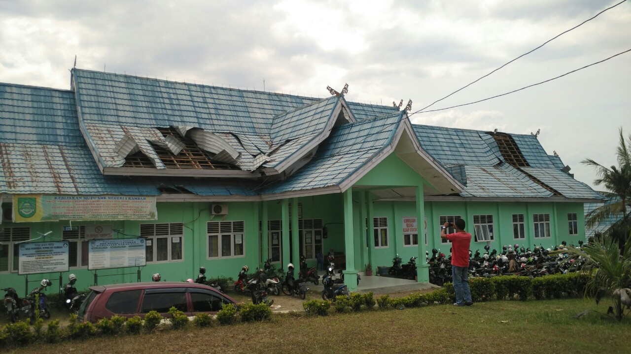 Atap Kantor SMKN 1 Rambah Beterbangan Dihantam Puting Beliung