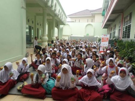 Bencana Asap, SD Juara Pekanbaru Beri Tambahan Gizi Bagi Peserta Didik