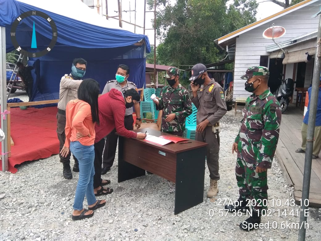 Penjagaan di Perbatasan Ko Simpang Empat Buton Oleh TNI, Polri dan Satpol PP Cek Keluar Masuk Warga