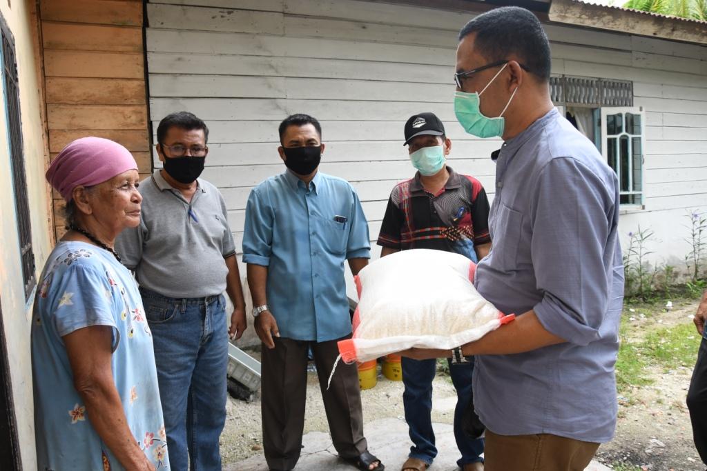 Disdik Kab. Bengkalis Menyalurkan Bantuan Sembako Kepada Masyarakat