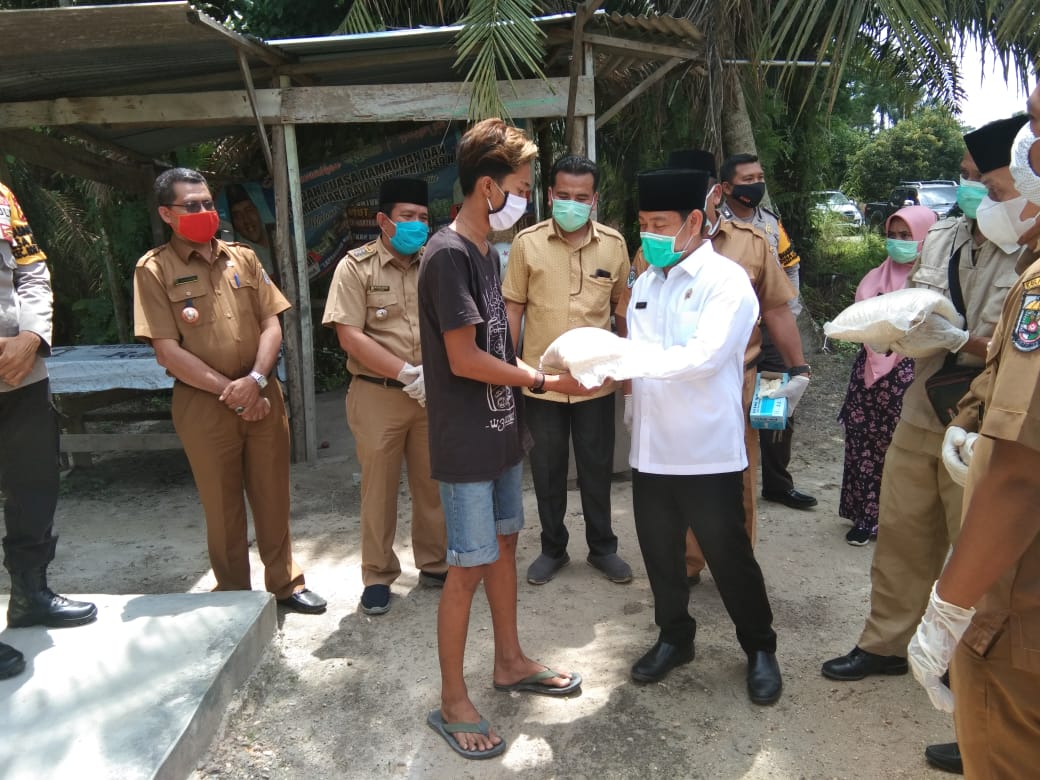 Pemkab Pelalawan Salurkan Bantuan Paket Beras Kepada 120 ODP Dan 1 PDP COVID -19 Se-Kecamatan Bandar Petalangan