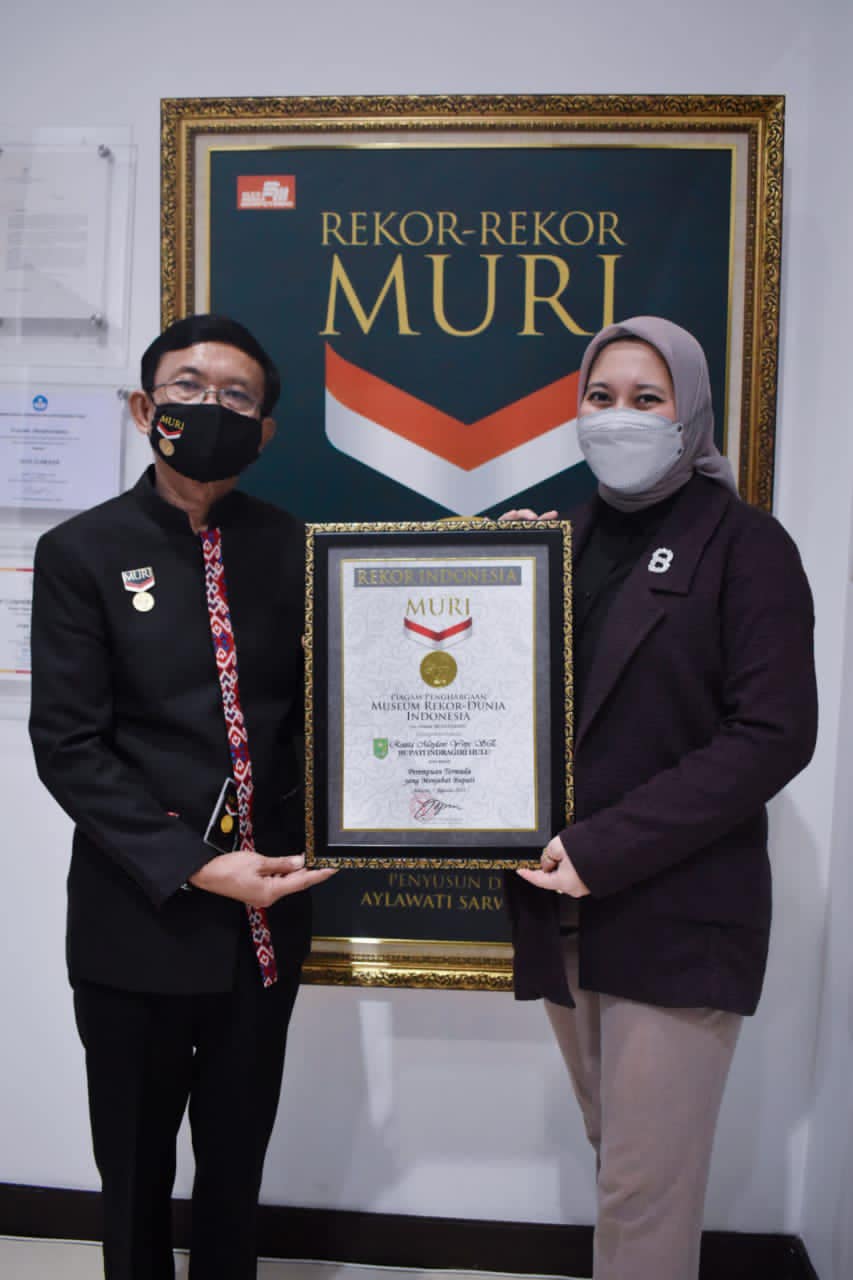 Rezita Terima Penghargaan Sebagai Bupati Termuda di Indonesia