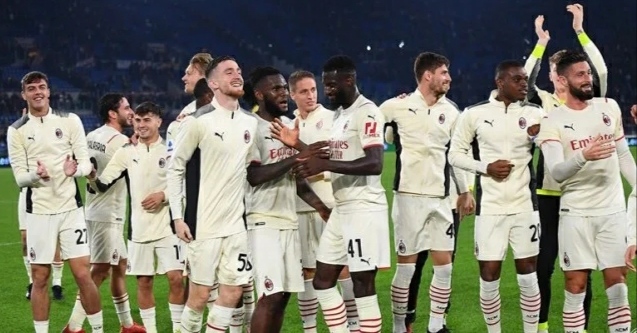 Pemain AC Milan Merayakan Kemenangan di Markas AS Roma