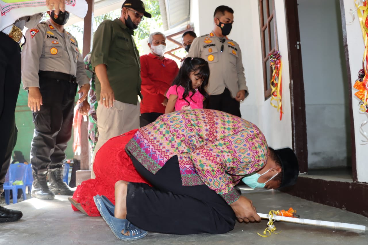 Kapolres Serahkan Kunci Rumah, Ica Sujud Syukur