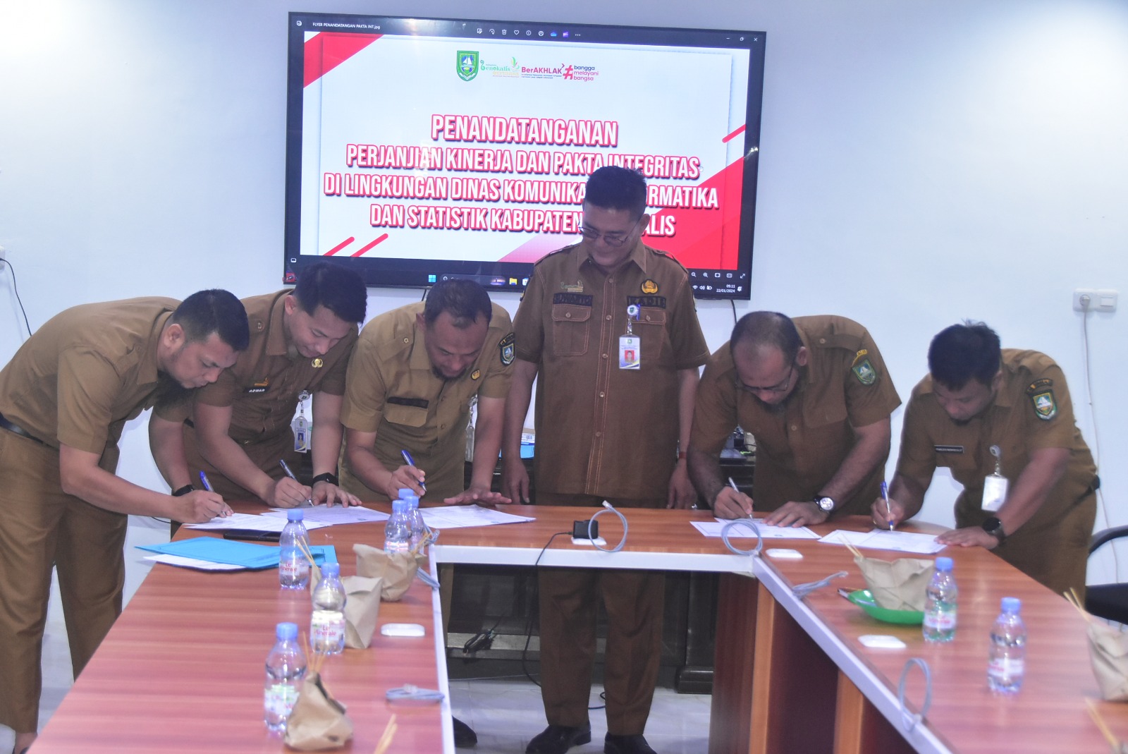 Maksimalkan Kinerja Pejabat Diskominfotik Tandatangani Pakta Integritas dan Perjanjian Kinerja 2024