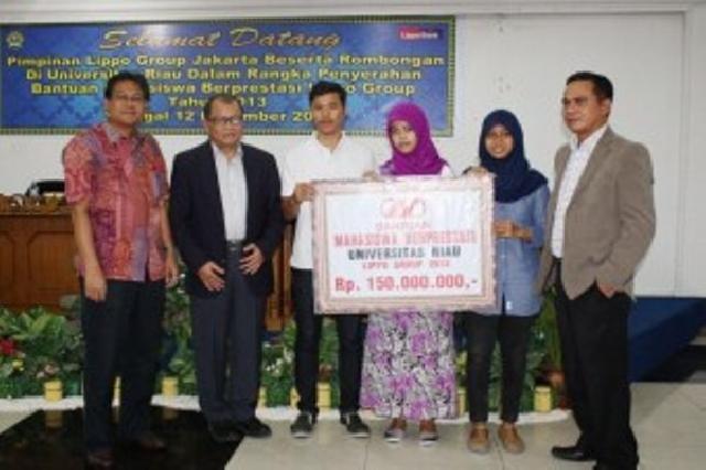 Mahasiswa Berprestasi UR Terima Beasisswa dari Lippo