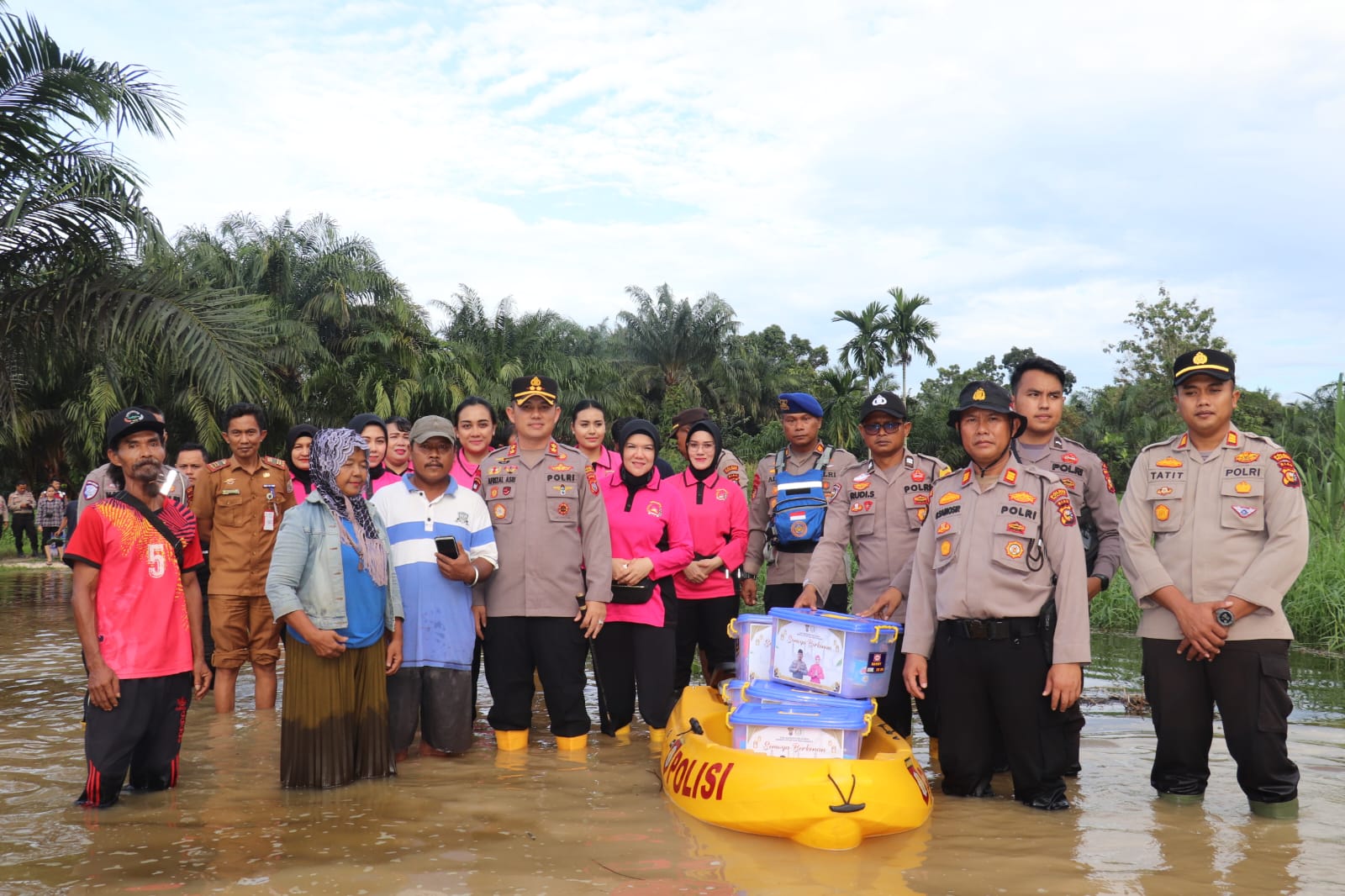 Kapolres Pelalawan dan Bhayangkari Bagikan Bantuan untuk Korban Banjir di Pangkalan Kerinci