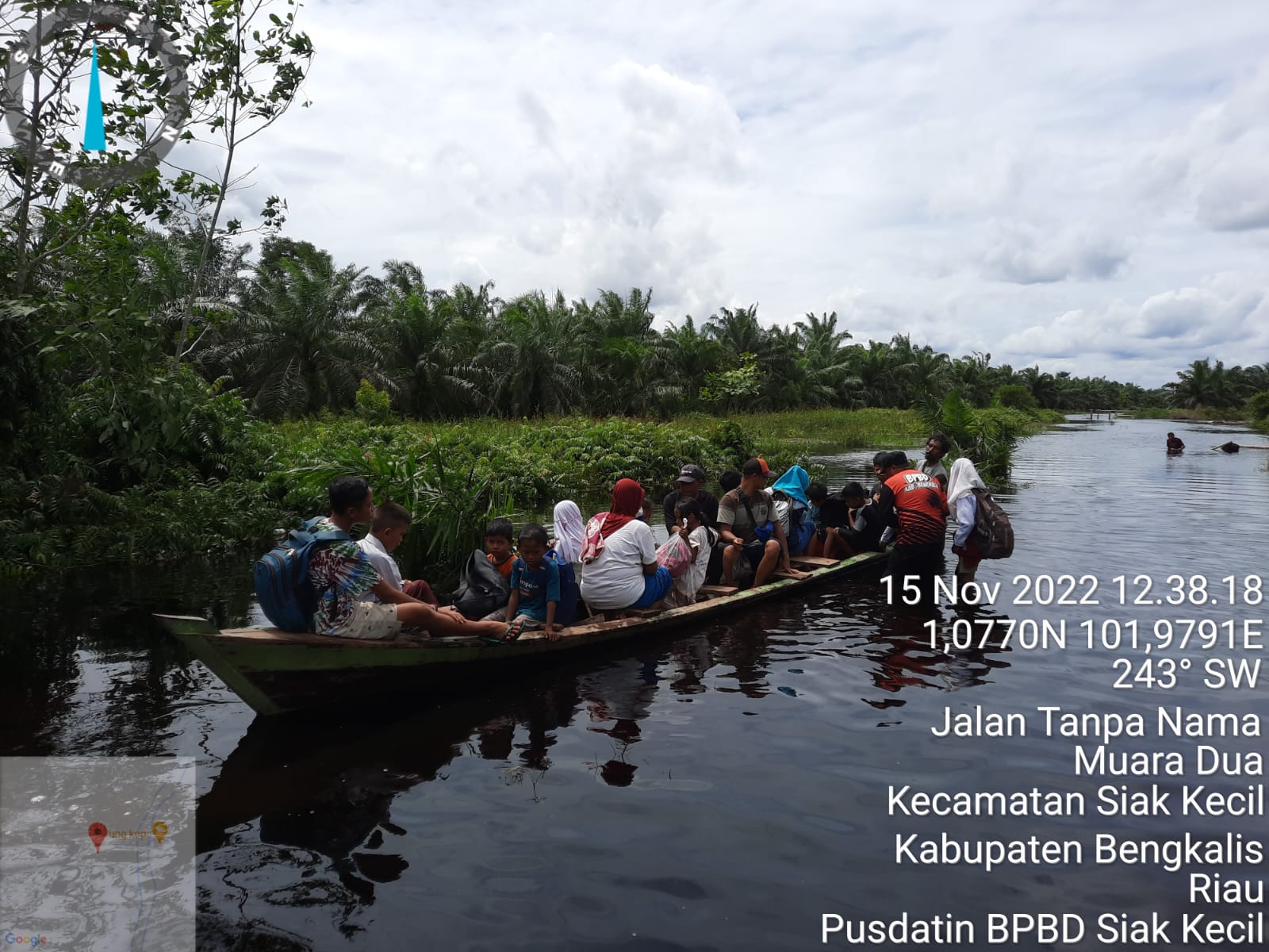 Pengungsi dan Warga Terdampak Memanfaatkan Dapur Umum di Desa Muara Dua