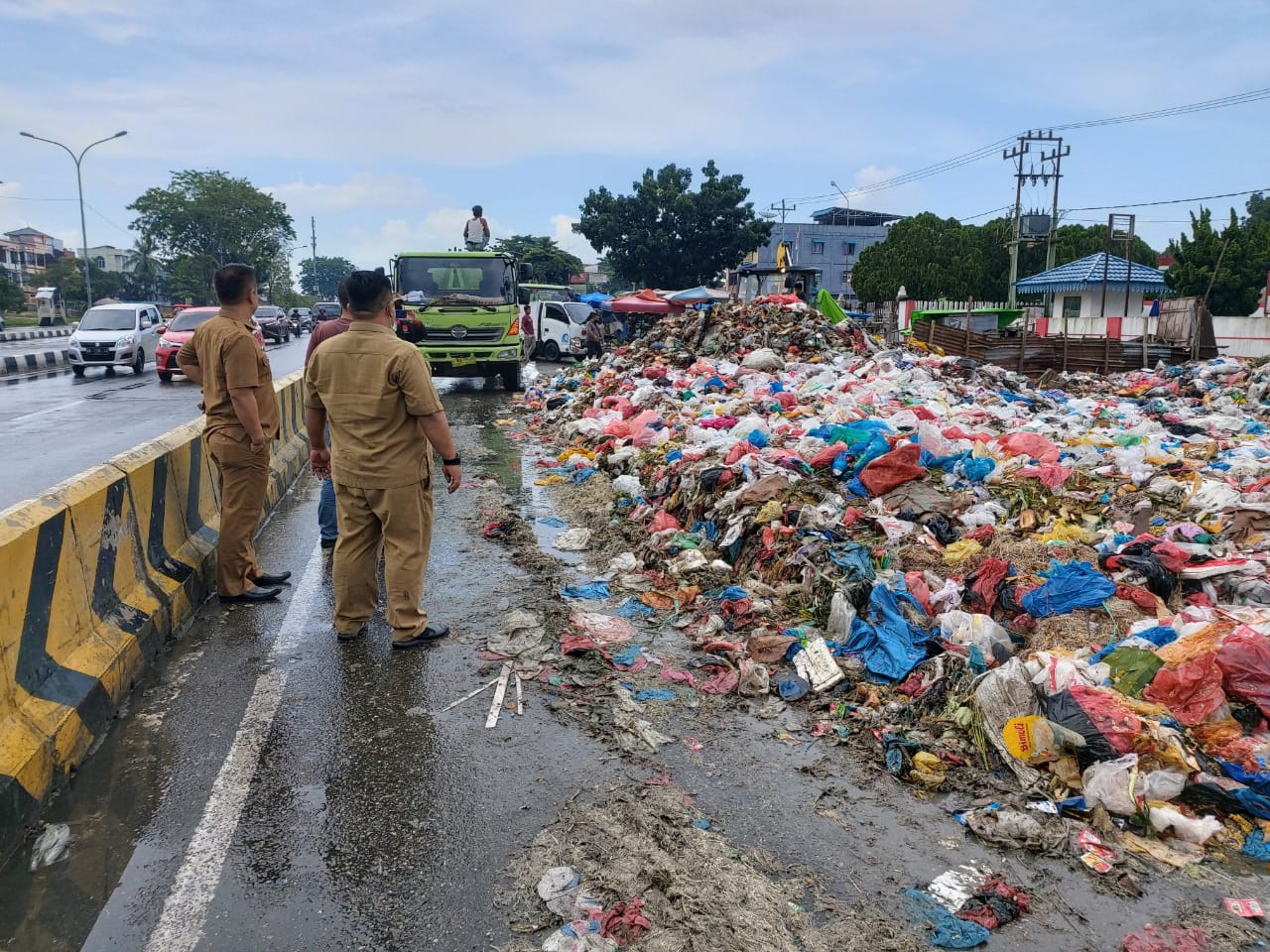 Bergerak Cepat, DLHK Pekanbaru Bersihkan Sampah Menumpuk