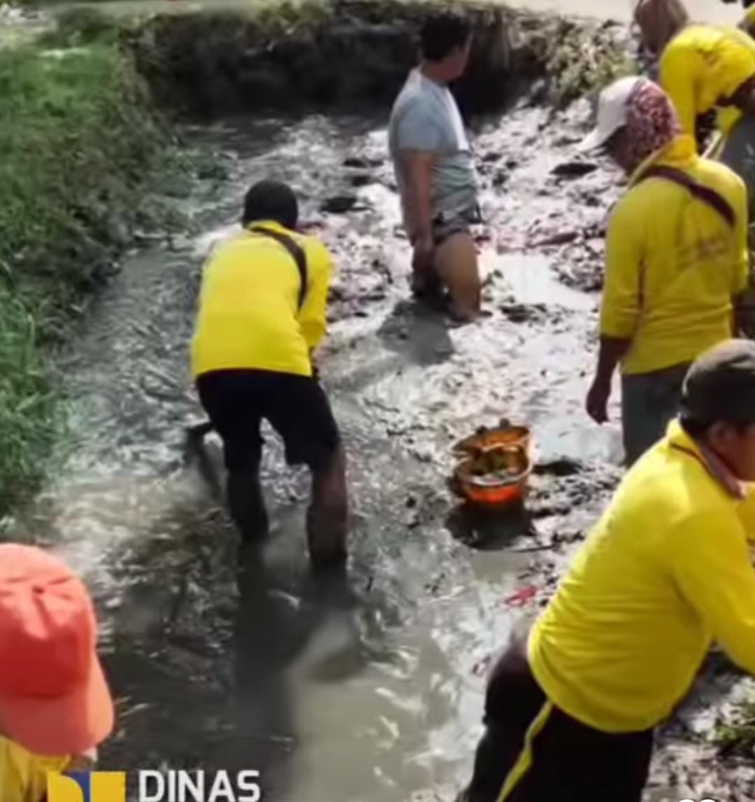 Dinas PUPR Kota Pekanbaru Bersihkan Lumpur di Arifin Achmad 