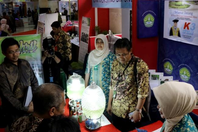 Stand Pameran UR Menarik Minat Rakernas Kemenristekdikti 2016