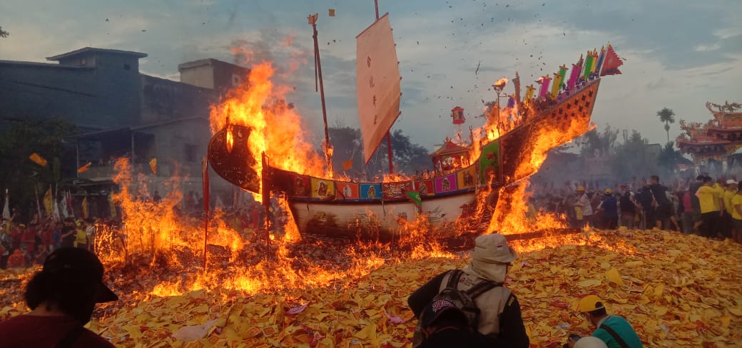 Festival Bakar Tongkang Dirohil, Dua Tiang Layar Kapal Jatuh Kearah Laut