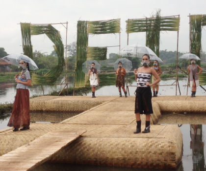 Tiga Desainer Lokal Fashion Show di Atas Sawah Tercemar Limbah