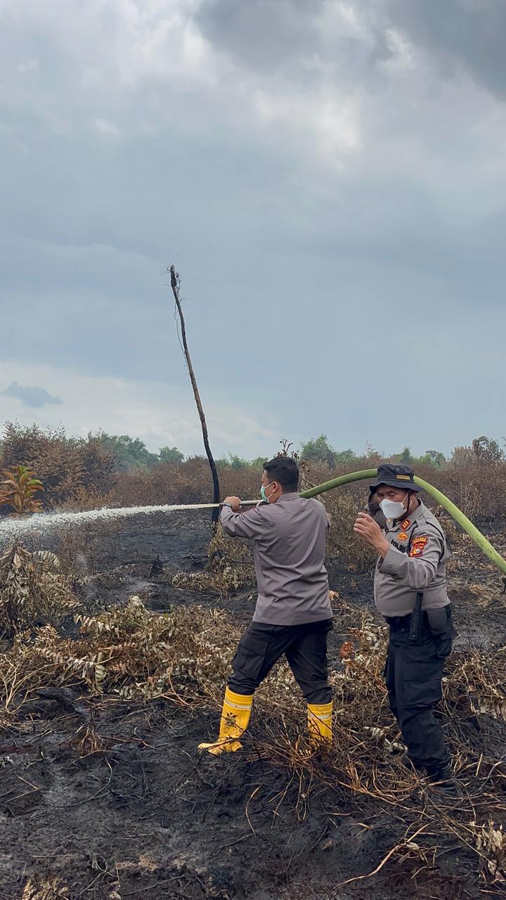 Kapolres Pelalawan Pimpin Langsung Pemadaman Karhutla