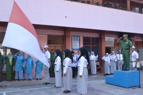 Kadisdik Riau Inspektur Upacara di SMA Handayani