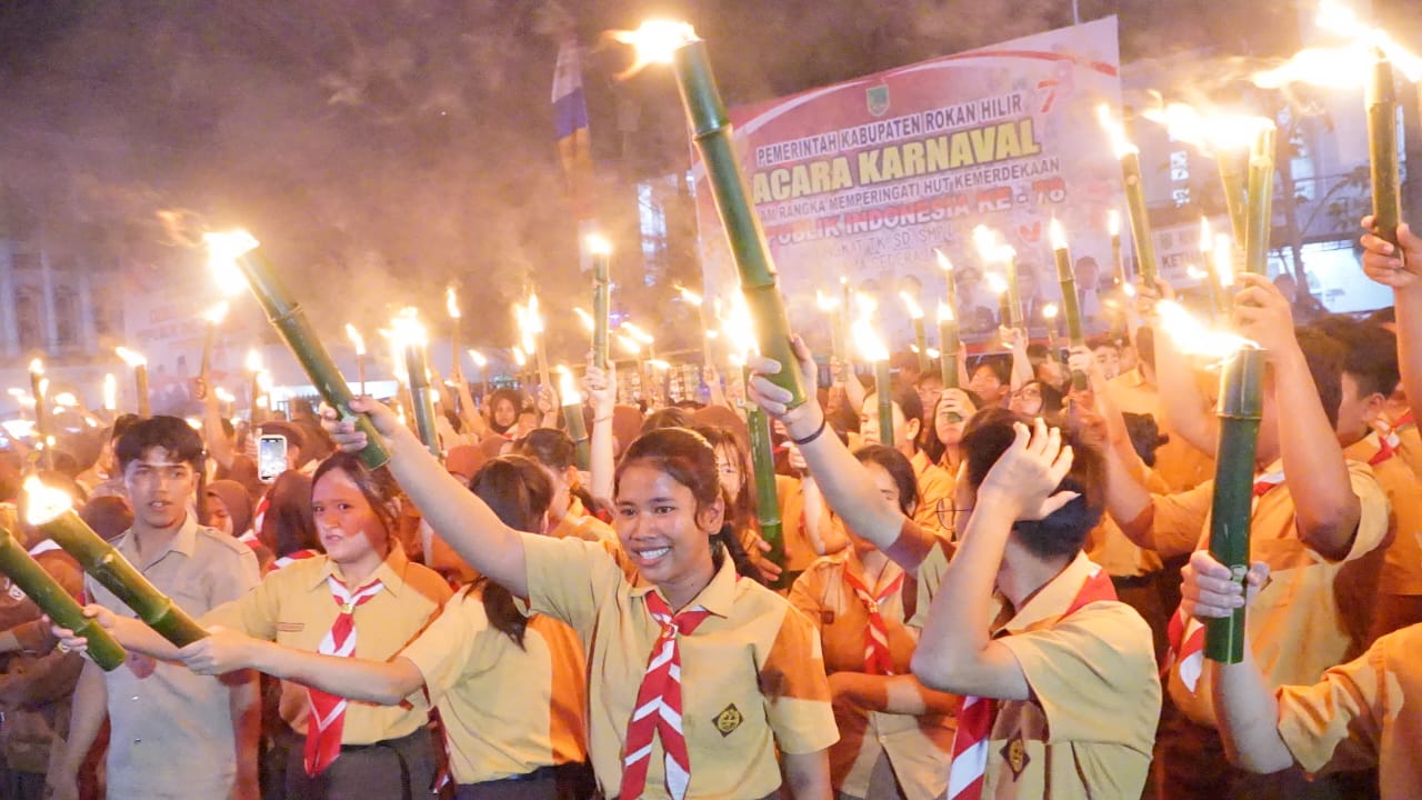 Bupati Rohil Lepas Peserta Pawai Obor Malam Taptu