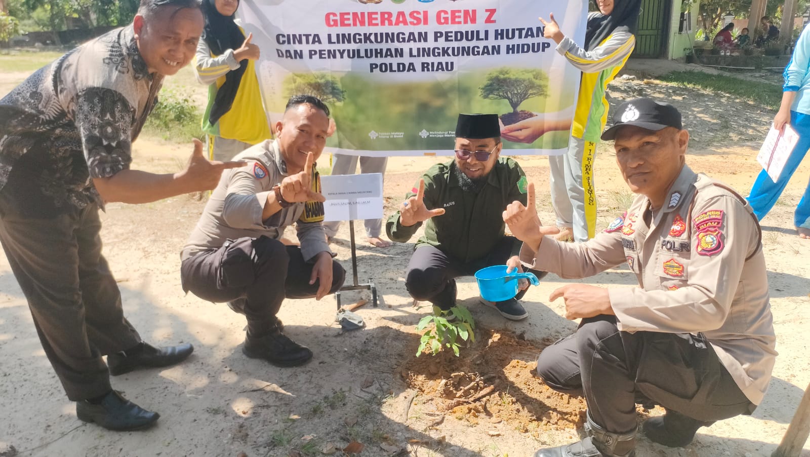 Polsek Rimba Melintang Tanam Pohon, Wujudkan Green Policing di Sekolah