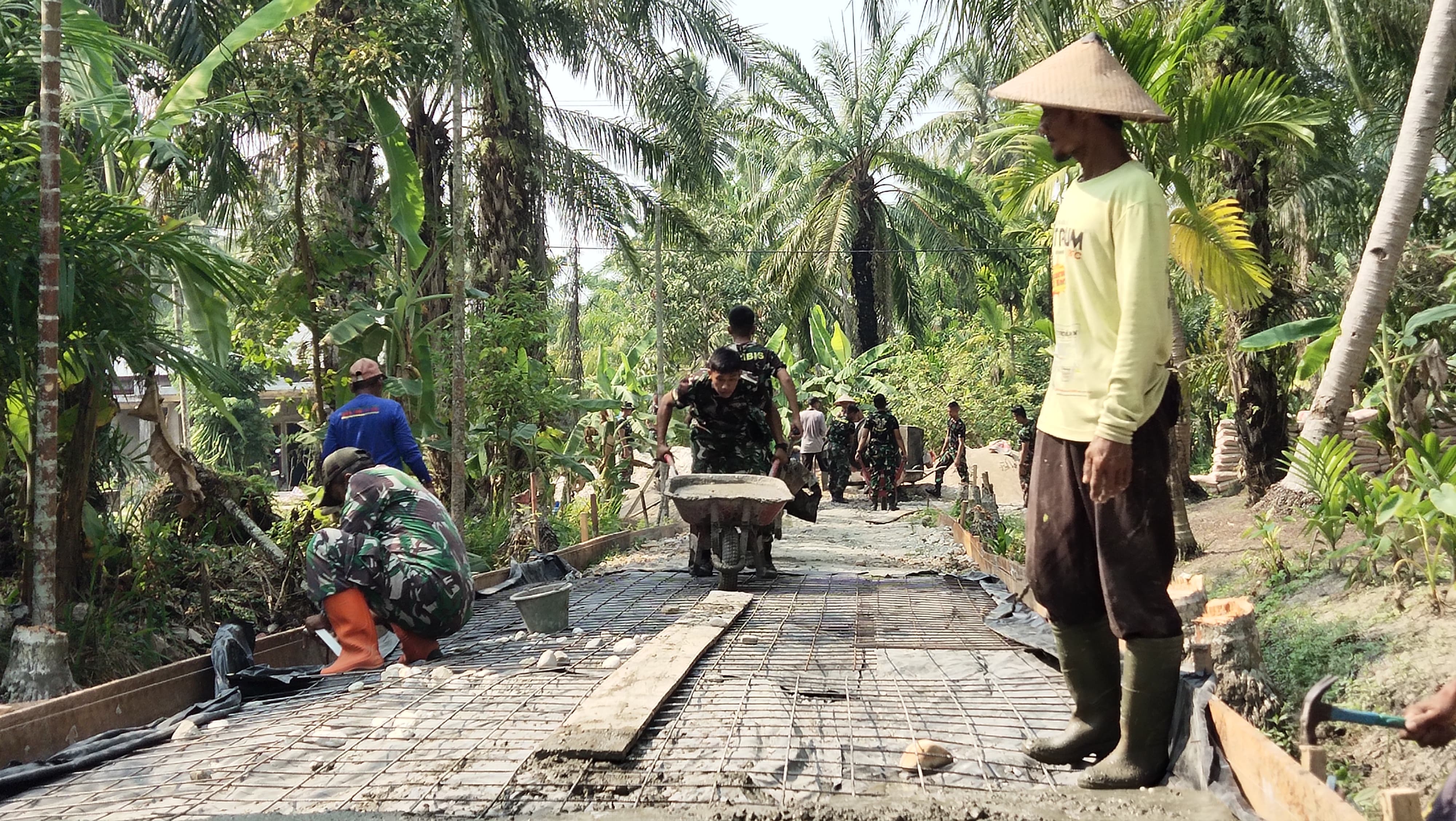 TMMD Ke-125, TNI dan Warga Rokan Baru Pesisir Bahu-Membahu Bangun Jalan