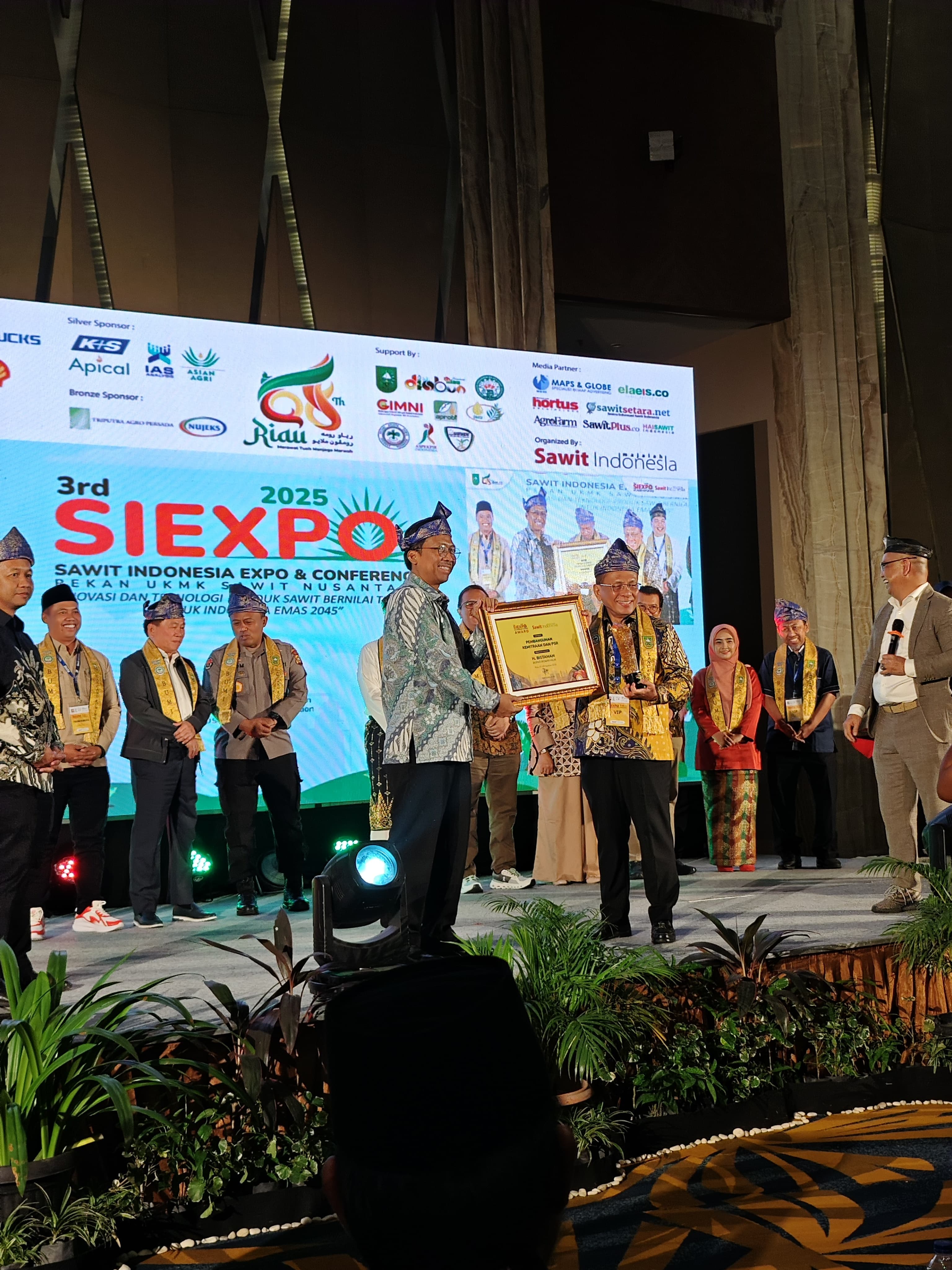Bupati Rohil Hadiri SIEXPO 2025, Terima Penghargaan Nasional dan Pasangkan Tanjak kepada Deputi KemenKopUKM