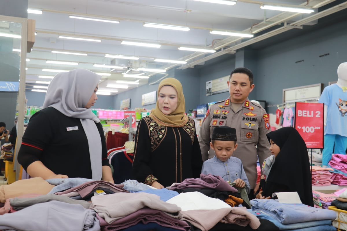 Kapolres Pelalawan dan Bhayangkari Berbagi Kebahagiaan dengan Anak Yatim Piatu di Pangkalan Kerinci