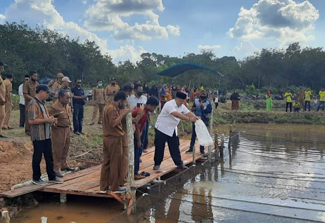Bupati Inhu Tabur Ribuan Bibit Ikan di Pasir Kelampaian