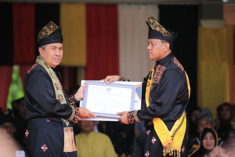 Gubri Serahkan Berbagai Sertifikat WBTb