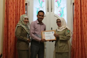 Pencipta Lagu Mars Untuk SMPN 9 Bengkalis ini, Terima Penghargaan