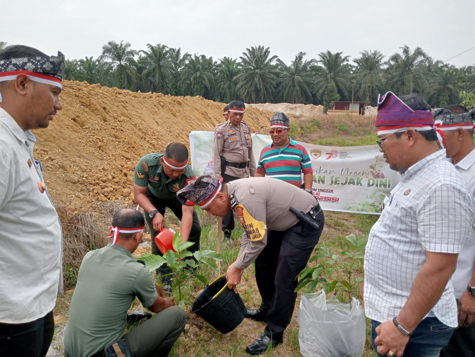 Jaga Lingkungan, Kapolsek Bagan Sinembah Bersama Upika Balai Jaya Tanam Pohon