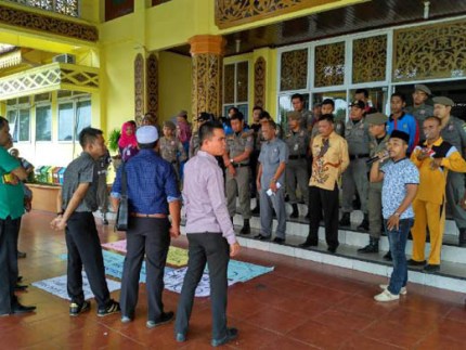 Pengunjuk Rasa Minta Kadisdik Pelalawan di Copot dari Jabatannya