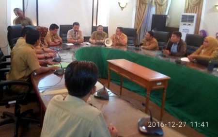 Gaji Dipotong Rp 700 Ribu, Puluhan Guru GTT Protes Plt. Walikota Pekanbaru	