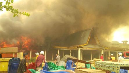  Pusat Jajanan Serba Ada Gerai Tuah Sekata di Lalap si Jago Merah